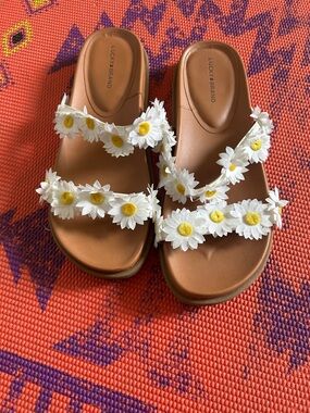 Lucky Brand White Daisy Double-Strap Slide Sandals with Yellow Centers on Tan